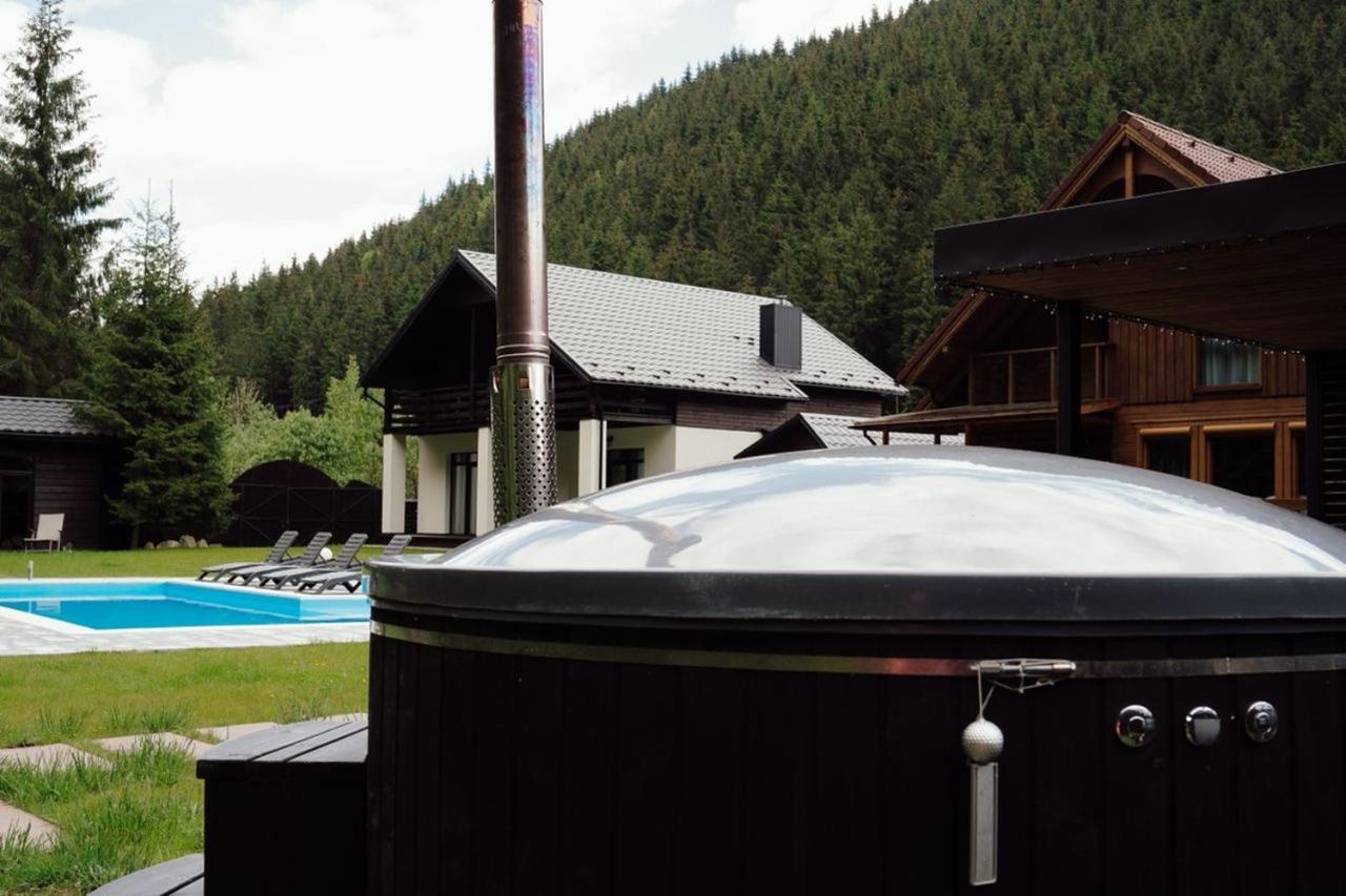 Berghaus Bukovel Villa Bagian luar foto
